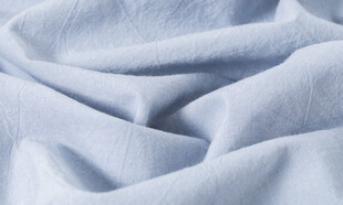 浅蓝色褶皱布料纹理特写