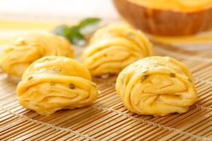 美味花卷摆放在竹席上