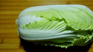 新鲜大白菜摆放在木桌上