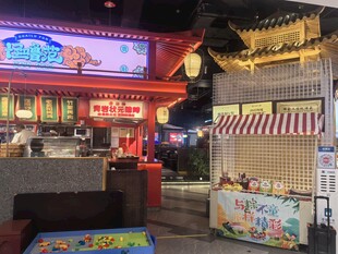 热闹的夜间街头小吃摊