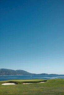 广阔草原与远山蓝天美景