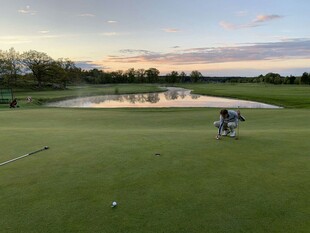 夕阳下的高尔夫球场美景