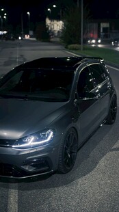 夜晚炫酷黑色轿车