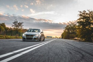 公路上行驶的汽车
