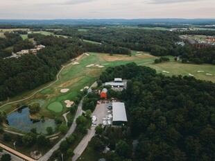 俯瞰绿意盎然的高尔夫球场