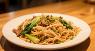 美味炒面配青菜肉丝