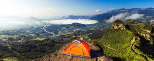 山顶橙色帐篷的户外美景