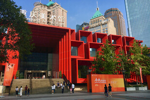 红色建筑外观与城市景观