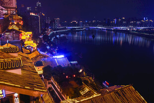 重庆夜景下的江边璀璨风光