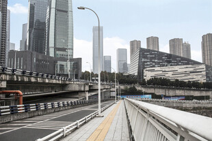 城市高架桥与林立高楼