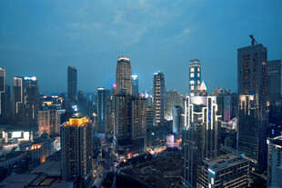 夜幕下的繁华都市景观