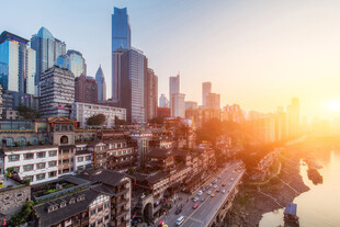 城市天际线与夕阳美景