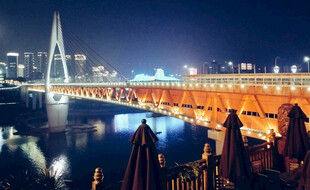 城市夜景下的河畔休闲场景
