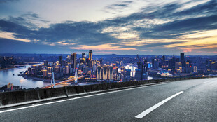 城市公路与天际线美景