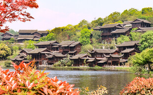 湖畔古建秋景