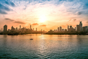 城市河畔壮丽日落景观
