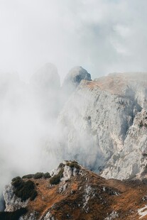 云雾缭绕的壮丽山景