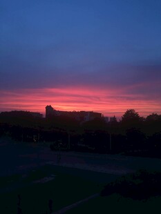 黄昏下的城市天际线美景