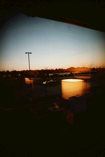 夕阳下的静谧水边景象