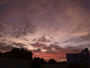 城市上空绚烂的晚霞景色