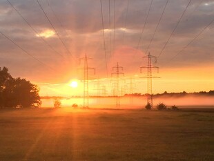 夕阳下的输电塔景观