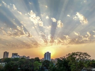 日出时分城市与霞光美景