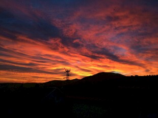 壮丽晚霞下的孤树与山峦
