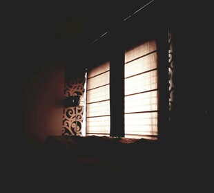 透过百叶窗的微光