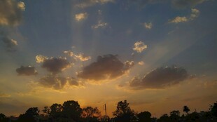 日落时分的绚烂天空