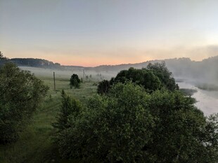 晨曦中的山林河畔美景