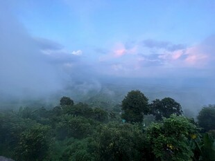 山林晨雾中的梦幻景致