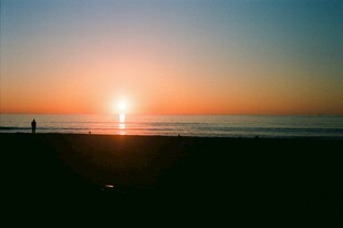 海边日落时的孤独身影