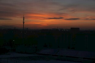 日落时分的城市天际线