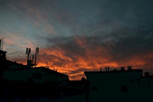 城市上空绚烂的火烧云