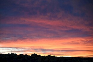 绚丽晚霞下的天际轮廓