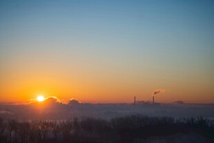 日出时分的朦胧城市景象