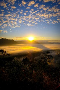 日出云海间的壮美景观