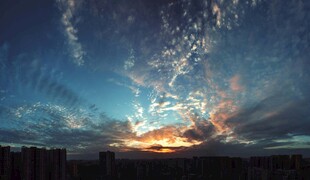 城市上空绚丽的日落景象