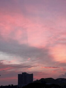 城市上空的梦幻粉紫晚霞