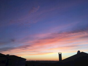 黄昏屋顶上的绚丽天空