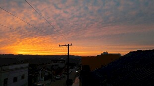 日落时分的城市天际线