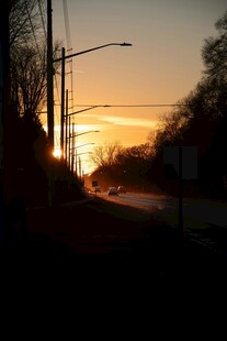 黄昏时分的静谧公路