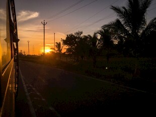 列车外的黄昏美景