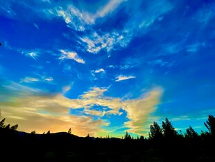 黄昏时分的绚烂天空景色