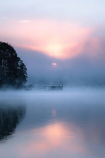 湖畔晨雾中的梦幻日出