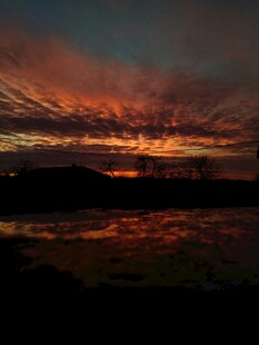 绚丽晚霞映照宁静水面