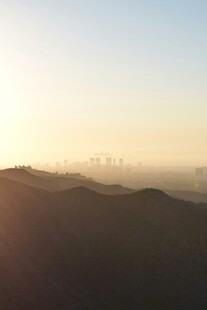 日出下的连绵山峦