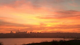 夕阳下的城市河畔美景