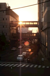 夕阳下的城市街道景象