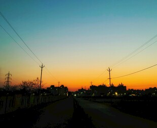 黄昏乡间路的静谧景象